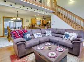 Hot Tub, Game Room! Poconos Home 22 Mi to Slopes, hotel v destinaci Gouldsboro