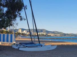 Incredible seafront with sunrise and sunset views, hotel v destinaci Benicàssim