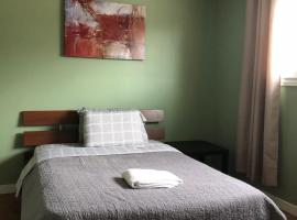 Private Rooms Male Accommodation Close to NAIT Kingsway Mall Downtown, Cama e café (B&B) em Edmonton