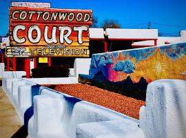 Cottonwood Court Motel – hotel w pobliżu miejsca Santa Fe University of Art and Design w mieście Santa Fe