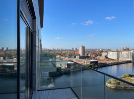 Waterside Retreat: Luxury Canal-Side Apartment in Manchester with Balcony, hotel berdekatan Imperial War Museum North, Manchester