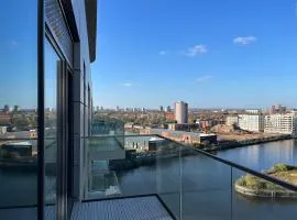 Waterside Retreat: Luxury Canal-Side Apartment in Manchester with Balcony