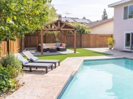 5 bedroom lux home with pool, holiday home in Santa Ana