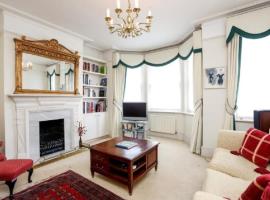 Large 3 bed flat in central Wimbledon, appartement in Londen