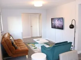 Garland Modern Apartment with Private Garden & Parking Dartford 5