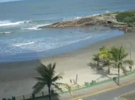 APARTAMENTO, ATÉ 4 PESSOAS,20 Metros da PRAIA do SONHO, PÉ NA AREIA,100 MB WI-FI