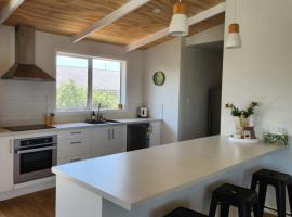 Beautifully renovated townhouse, easy walk to CBD, vikendica u gradu 'Blenheim'