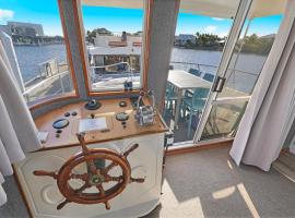 Caloundra Houseboats, rumah bot di Pelican Waters