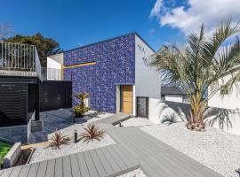 アナザーオーシャン淡路ヴィラ, хотел с басейни в Awaji