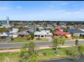 Lakefront Beauty ! Pet friendly