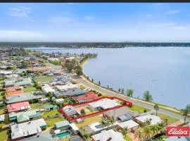 Lakefront Beauty ! Pet friendly