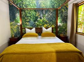 Crater Lakes Rainforest Cottages: Yungaburra şehrinde bir tatil parkı