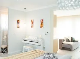 AM Apartment 13 Studio with Piano & Bathtub