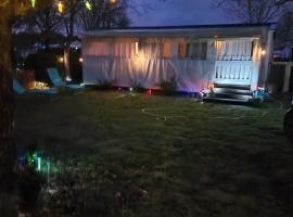 Mobil home 6 personnes Forêt des landes, glamping site in Mimizan