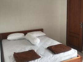 Makini Guest House, hotel with parking in Lambangkuning