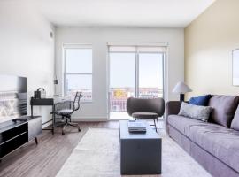 Elmhurst 1br w lounge pool gym nr Metra CHI-865, מלון באלמהרסט