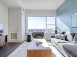 Elmhurst 1br w lounge pool gym nr Metra CHI-861