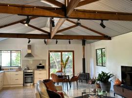 Studio@Mimburi. Eco-luxe studio and amazing views!, casa vacanze a Booroobin