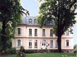 Domaine Du Verbois, hotel v destinaci Neauphle-le-Château