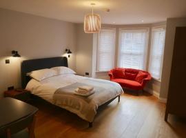 Stylish Studio Apartment, ensuite, kitchenette, hotel near Twickenham Stadium, Twickenham