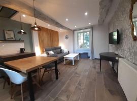 Studio meublé avec terrasse axe Rennes Saint Malo, hotel v destinaci La Baussaine