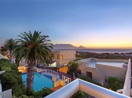 Recently Renovated Beachfront Apartment for 6, view at Table Mountain, hotel v Kapském Městě