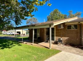 Cootamundra Caravan Park, готель з парковкою у місті Кутамандра