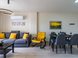 Vox 2-Bedroom Apartment in Larnaca, hotel dengan parking di Larnaka