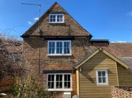 Beautiful 500 year old listed Kentish cottage, hotel em Wingham