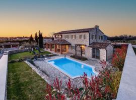 Villa Avalon - Luxury home with pool in the centre of Istria, Hotel in Tinjan