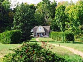 The Trails Retreat (Private Cabin), vakantiewoning in Orangeville