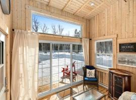 Cozy Cabin for Intimate Wilderness Escape, villa i Bathurst