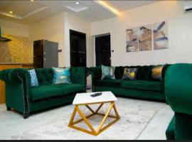 Luxury 2 bedroom magodo, orlofshús/-íbúð í Lagos