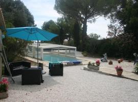 Villa, avec piscine chauffée、Servianの駐車場付きホテル