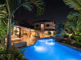 Chiang Mai Central 5 Bedrooms Private Pool Villa, hotel with pools in Chiang Mai