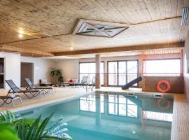 Chalet des Neiges Hermine, serviced apartment in Val Thorens