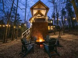 Haven Hideaway, New Luxury Cabin w/ hot tub and fire pit