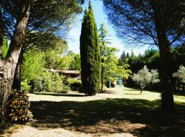 Gîte en pleine nature - Parc, Piscine, Jacuzzi, hotel con piscina en Brézilhac
