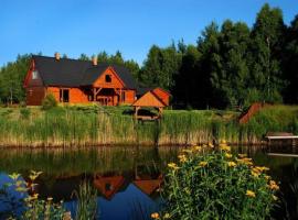 Uroczy drewniany dom w ciszy i spokoju, seoska kuća u gradu Redułty