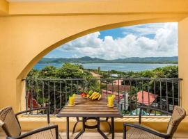 Newly remodeled unit in Flamingo with sweeping ocean views from big terrace, cabaña o casa de campo en Playa Flamingo