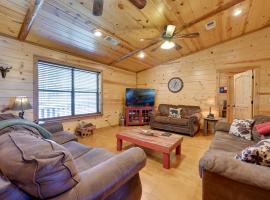 Broken Bow Cabin with Hot Tub and Covered Deck!，斯蒂芬斯穴窟的有停車位的飯店