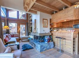 Appartement élégant avec cheminée et balcon, aux pieds des pistes et au cœur de Val-d'Isère - FR-1-694-138, hotel in Val-dʼIsère