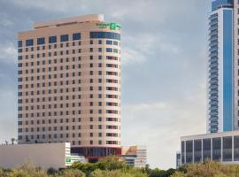 Holiday Inn & Suites - Dubai Science Park, an IHG Hotel, hotelli Dubaissa lähellä maamerkkiä Dubai Miracle Garden -puutarha