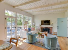 Vacation Rental Home about 1 Mi to Carmel Beach!、カーメルのホテル