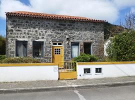 Casa dos Platanos-Family Home, holiday home in Sete Cidades