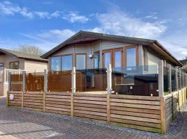Beautiful 3-bed Coastal Lodge, cabin in West Down