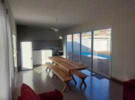 Casa Lazer com piscina, hytte i Brotas