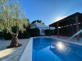 Chalet con piscina en Tres Cales, villa em Les tres Cales