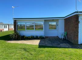 East Coast Chalets 300 Dog friendly at California Sands, hotel v destinaci Scratby