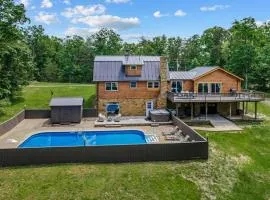 Cloud Nine: Have it All, Pool with Hot Tub and Secluded Lake!